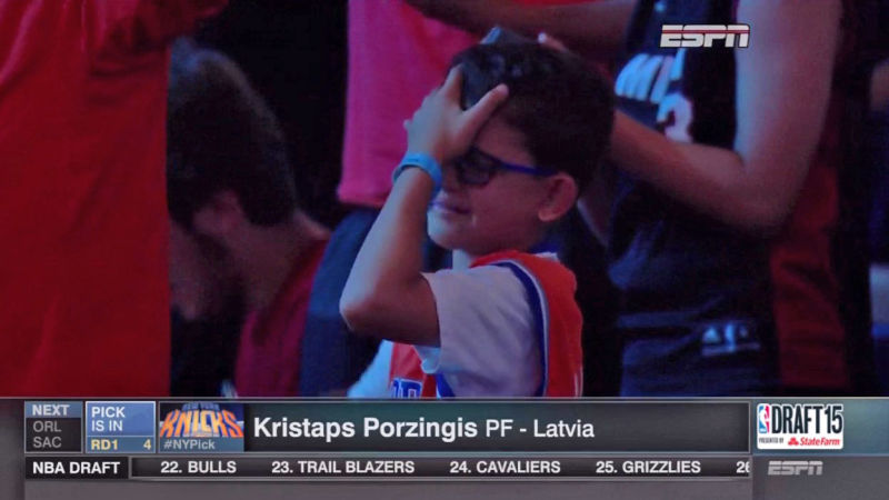 Illustration for article titled Crying Knicks Child Is Now A Big Kristaps Porzingis Fan